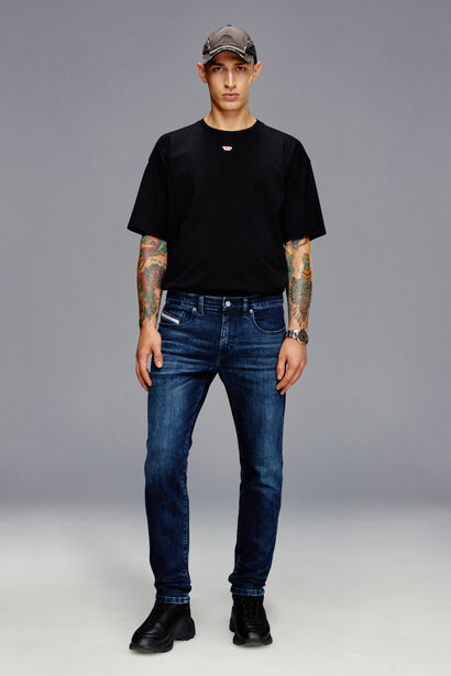 A mid-rise, tapered Slim fit, comfortable essential cut.