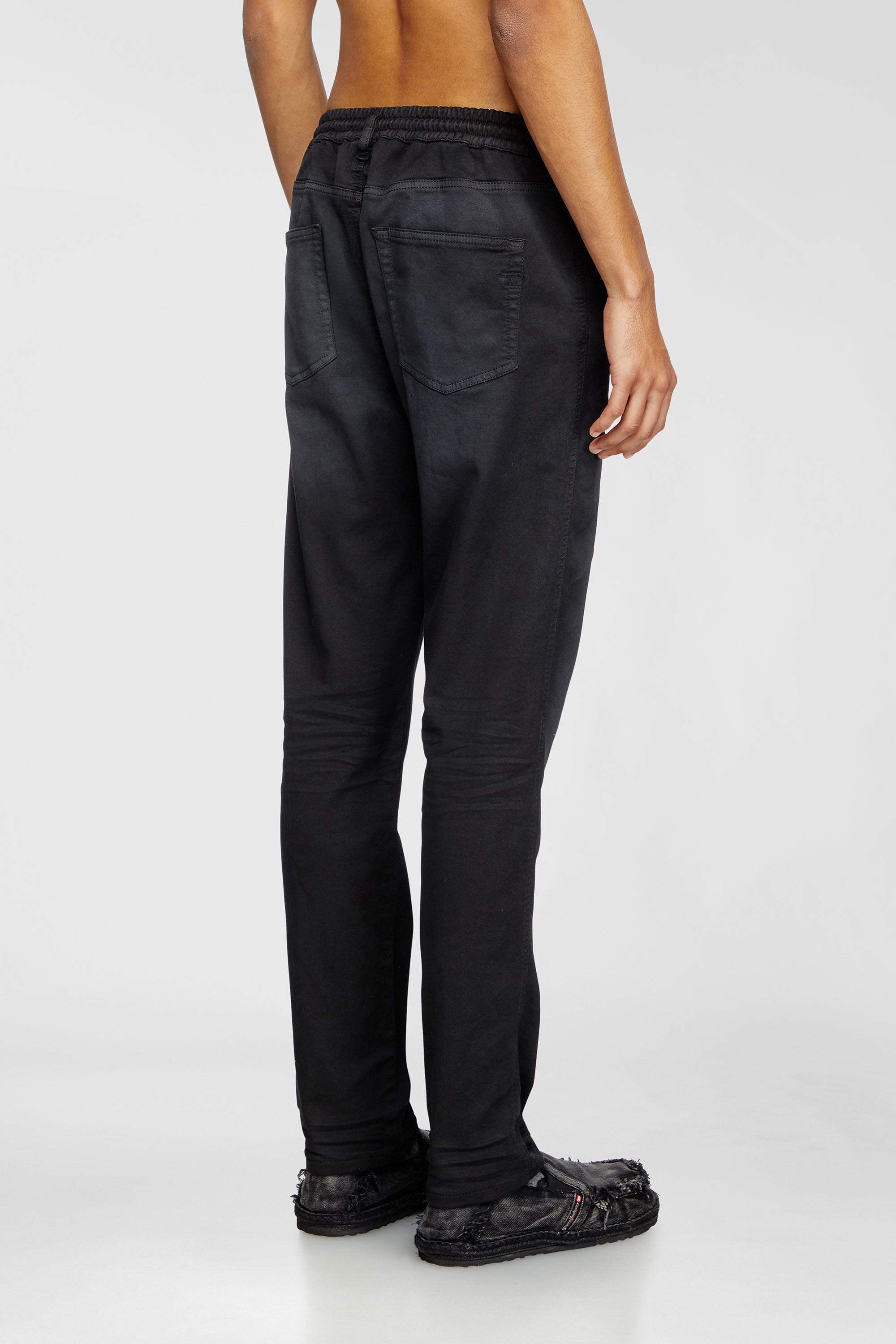 Diesel - Man's Slim 2062 D-Strukt Joggjeans&reg; 0670M, Black - 3