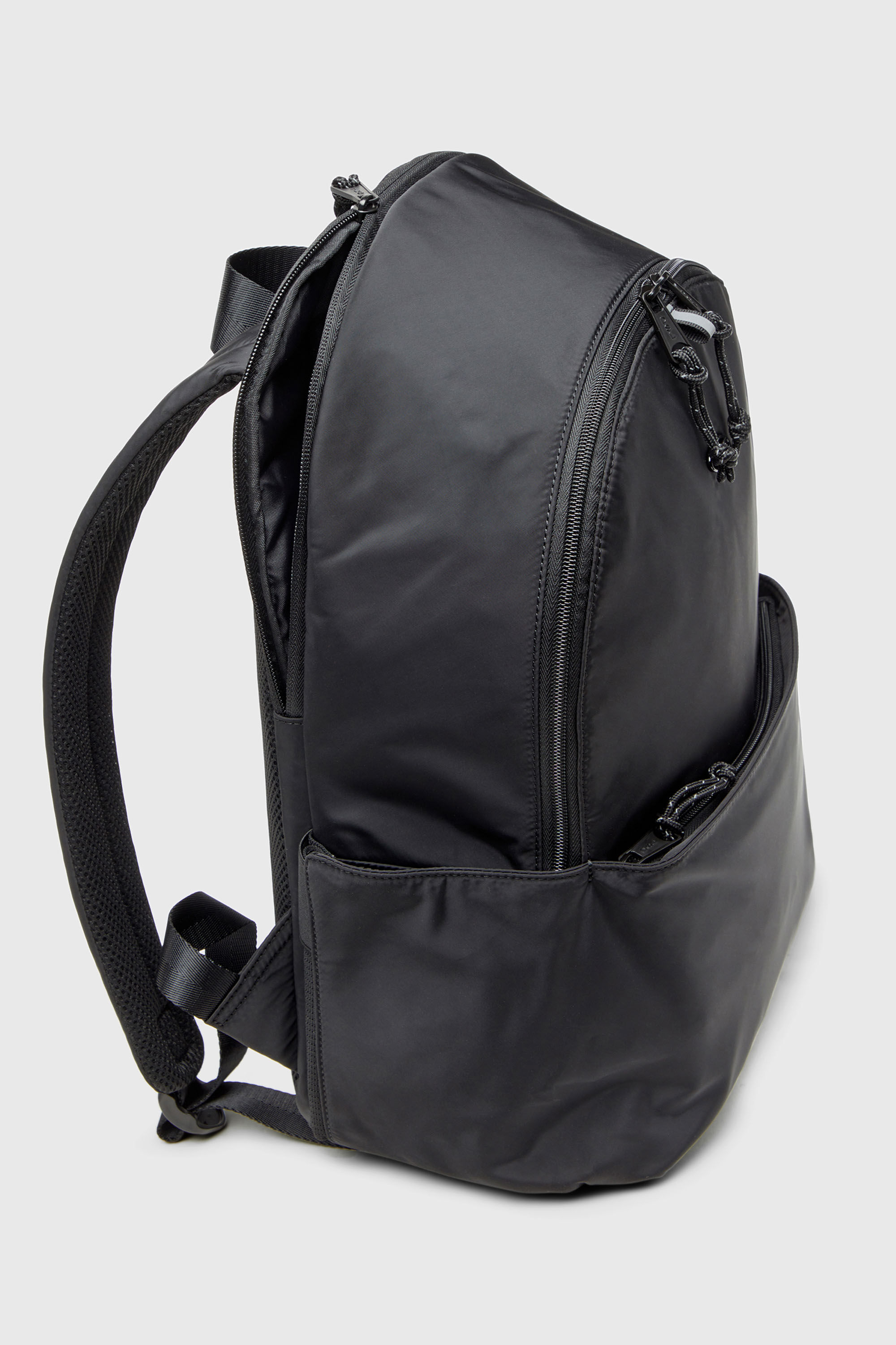 Men's D-Pack-Backpack in satin-touch fabric | Black | Diesel TR