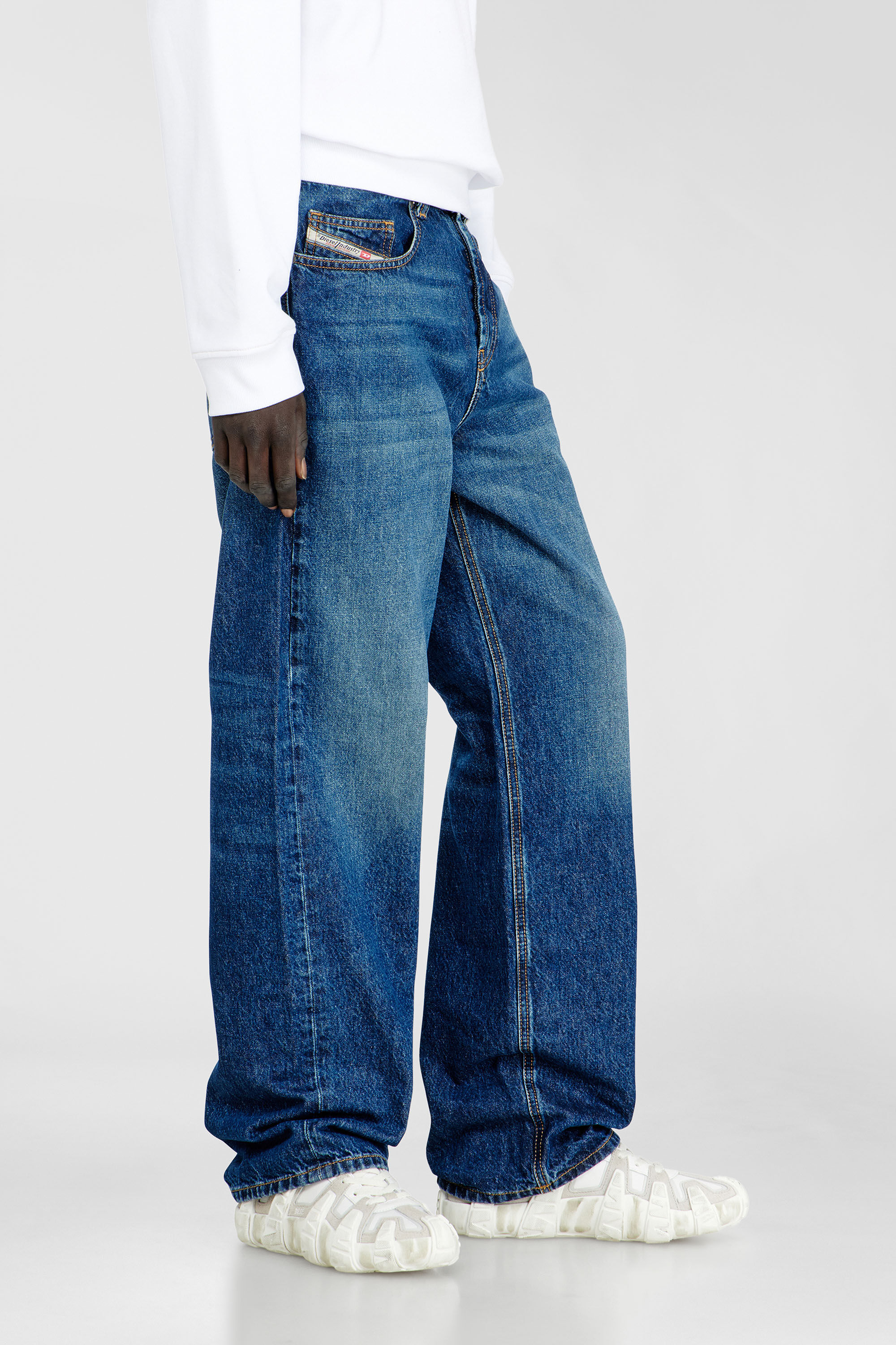 Men's Relaxed Jeans | Low Waist 2001 D-MacroMedium blue | Diesel TR