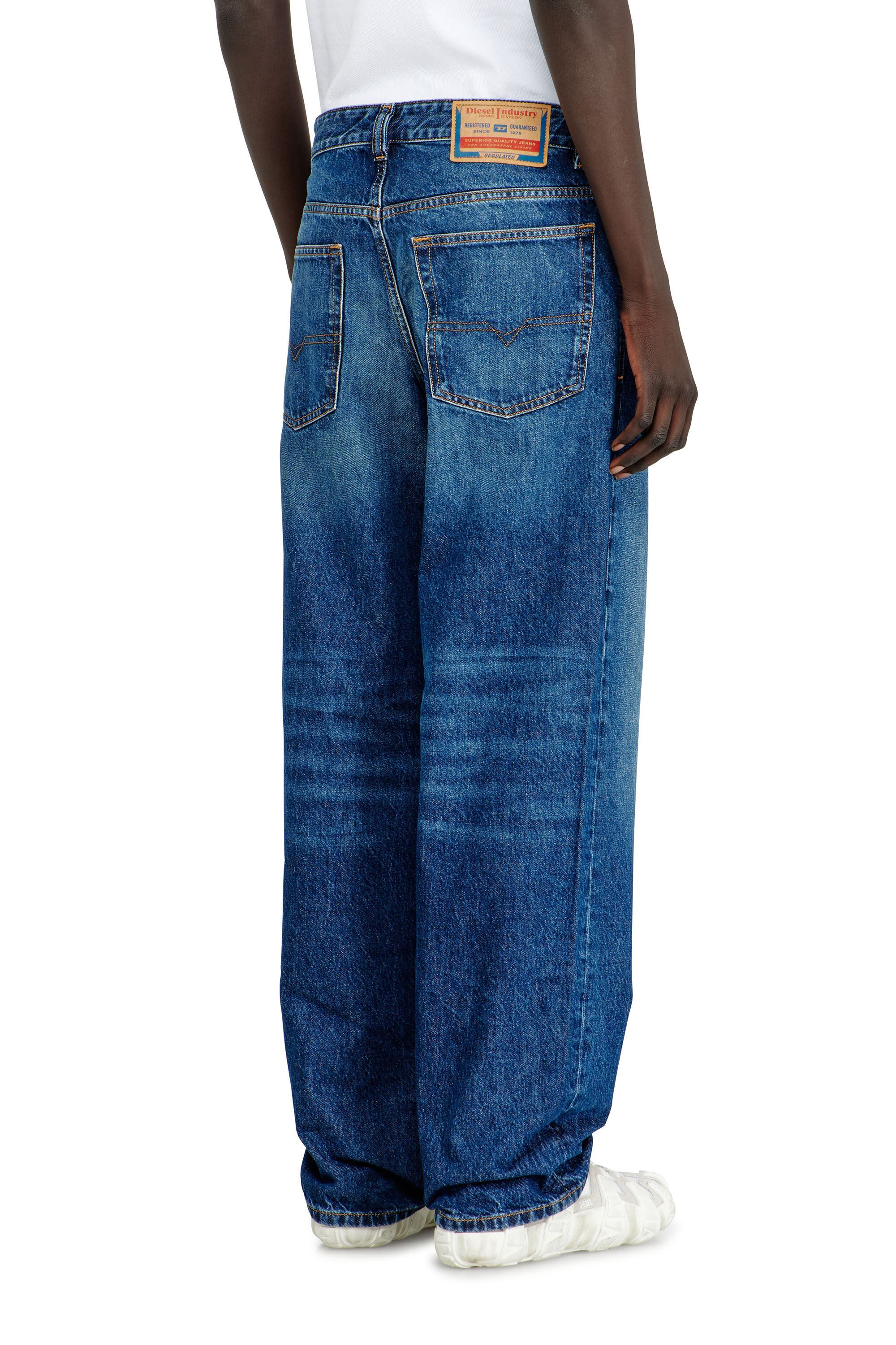 Men's Relaxed Jeans | Medium blue | Diesel 2001 D-Macro
