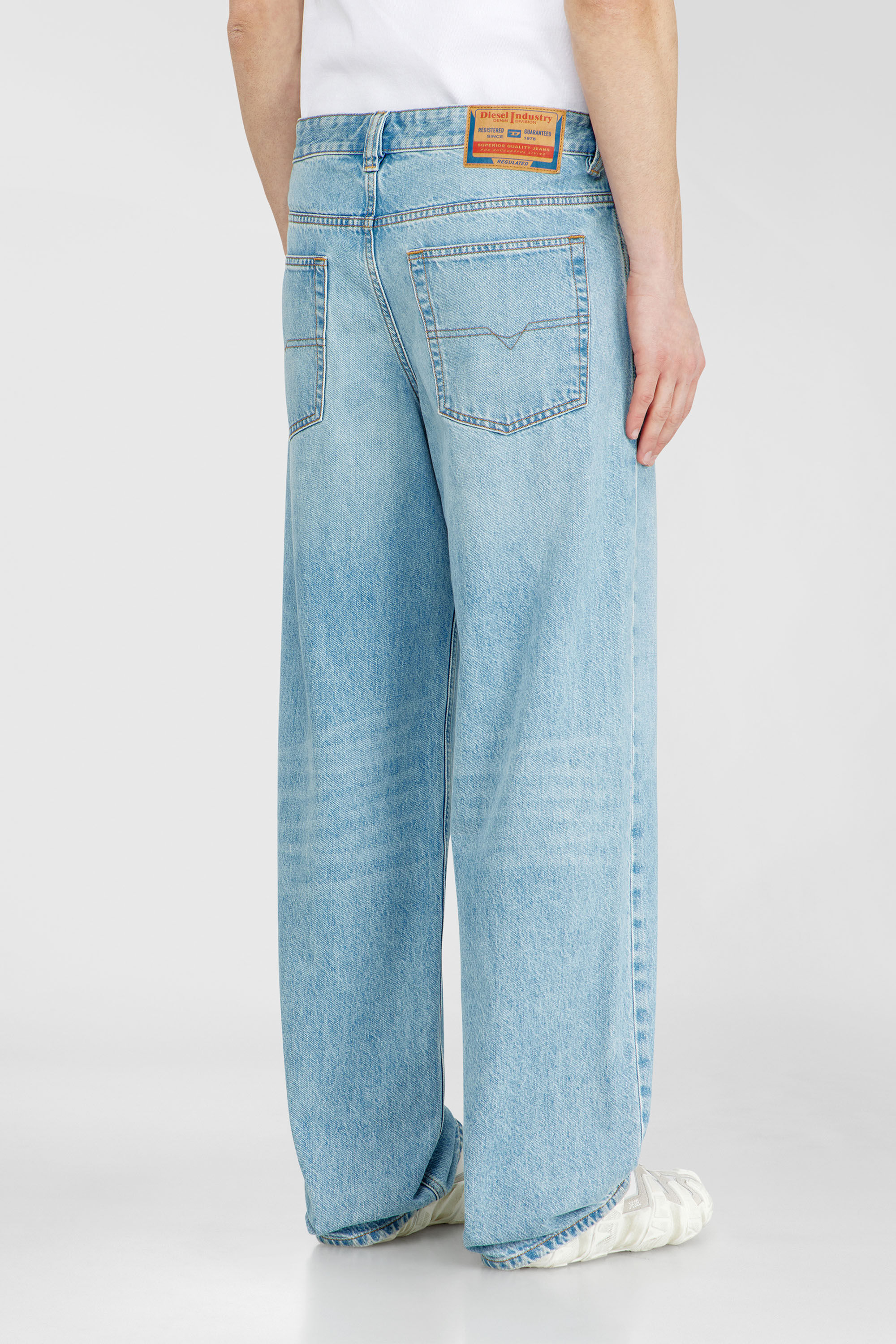 Men's Relaxed Jeans | Low Waist 2001 D-MacroLight Blue | Diesel TR