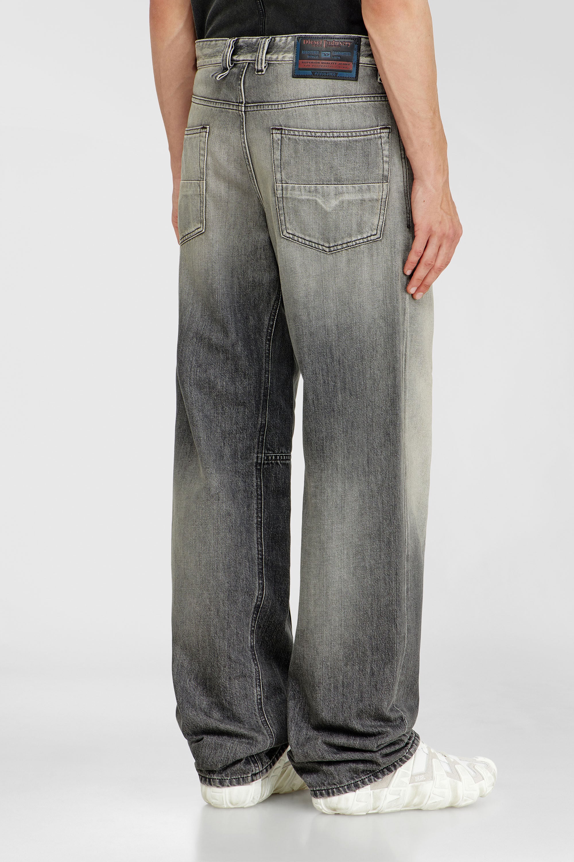 Men's Relaxed Jeans | Low Waist 2001 D-MacroGrey | Diesel TR
