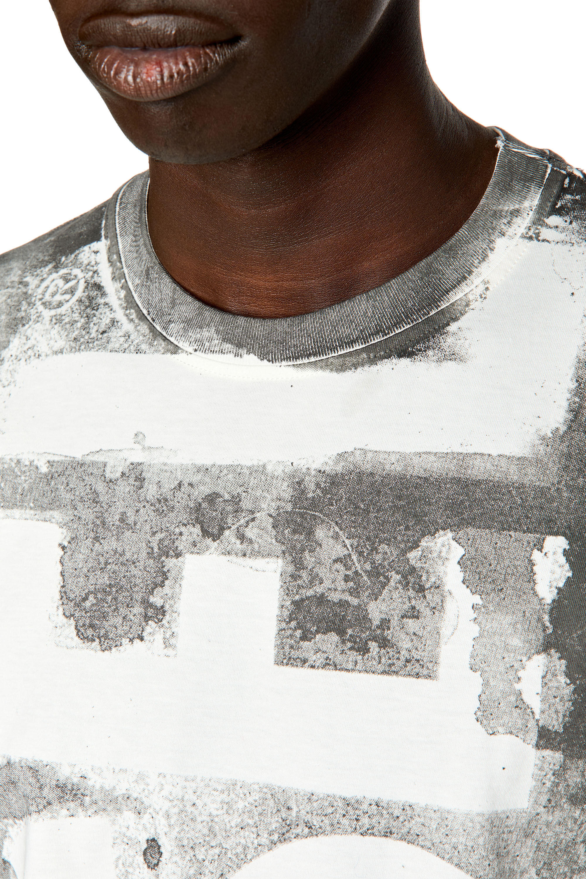 T-JUST-G12 Man: T-shirt with bleeding logo | Diesel