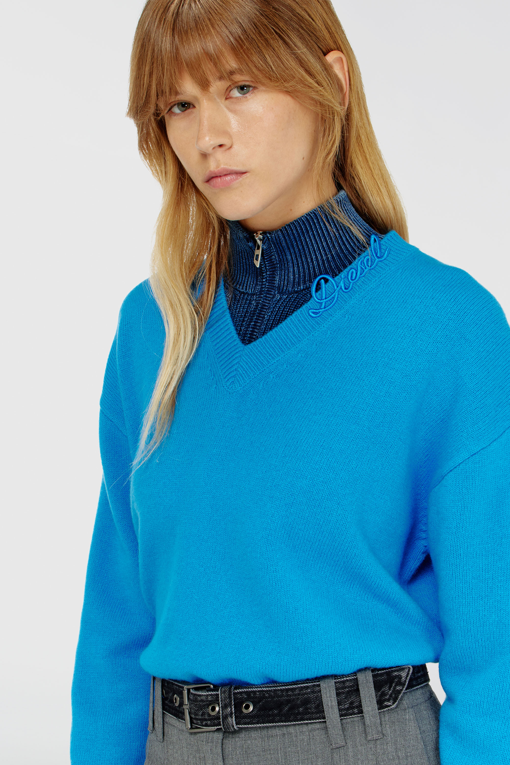 Diesel - M-IMOSA, Woman's Wool V-neck jumper with neck logo in Azure - 5