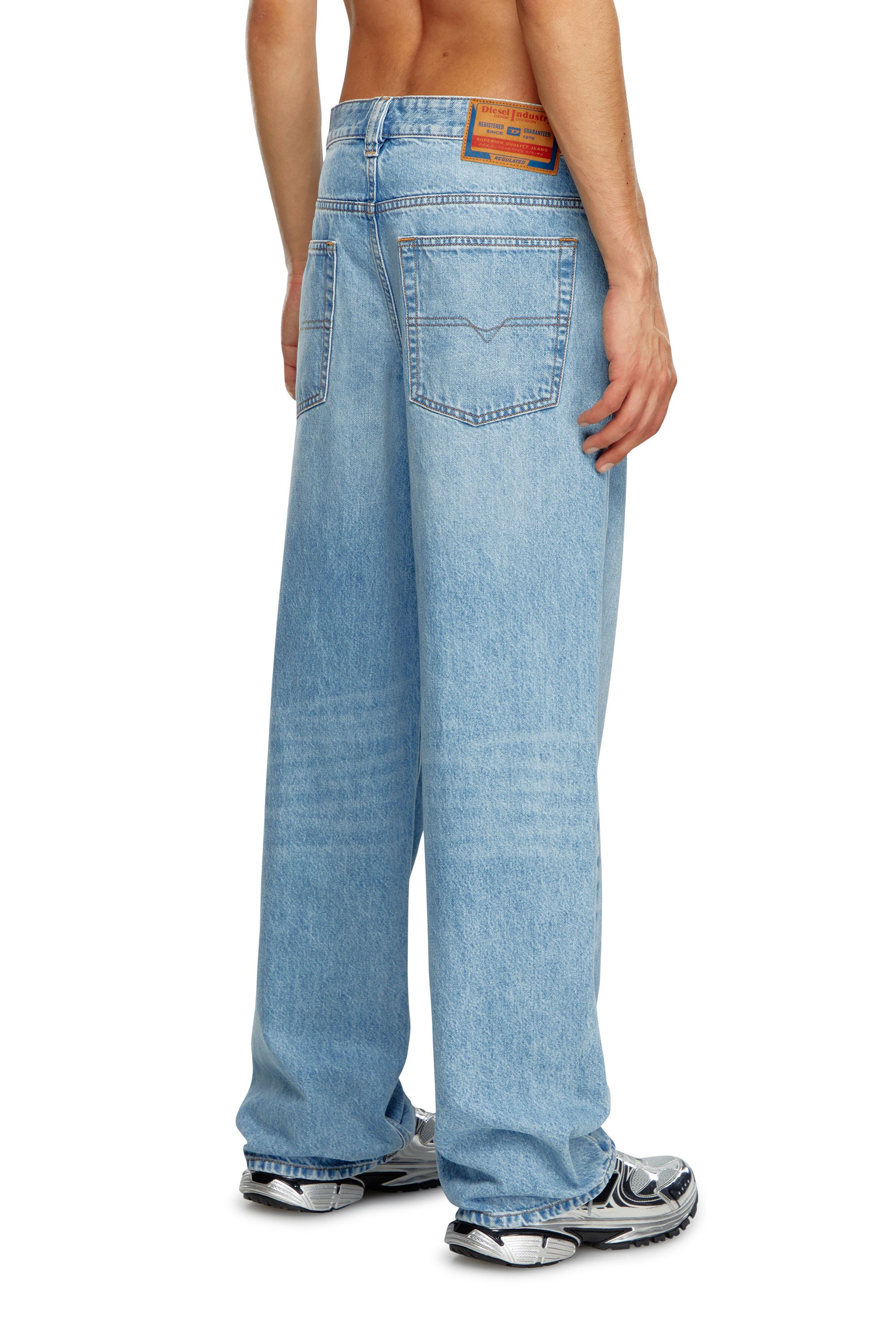 Men's Straight Fit Jeans: Straight cut, loose fit | Diesel®